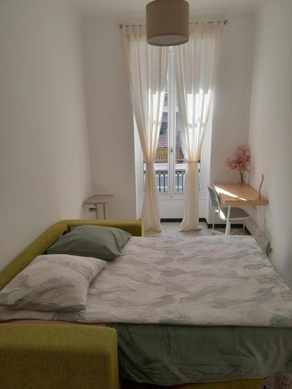 een slaapkamer met een groot bed en een raam bij Cosy et splendide appartement ! in Nice