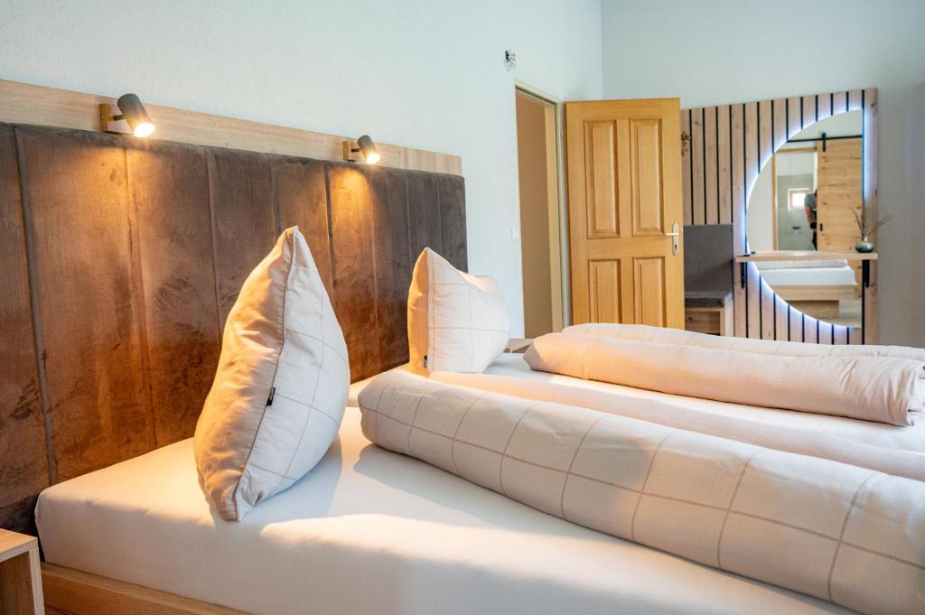 Postel nebo postele na pokoji v ubytování Lorettohof Hotel Garni