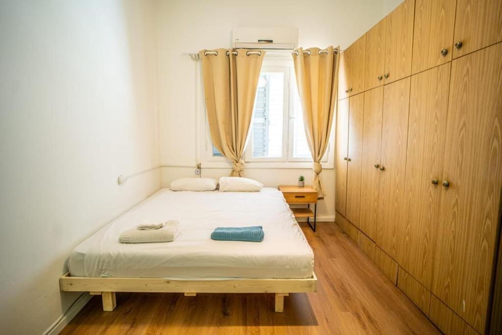 um quarto com uma cama e uma janela em One bedroom and a patio-Is all about the location! em Tel Aviv