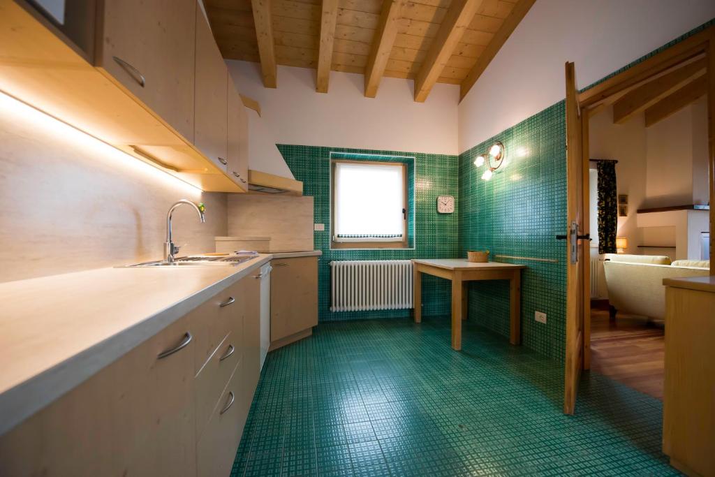 Kuchyňa alebo kuchynka v ubytovaní Chalet Elena