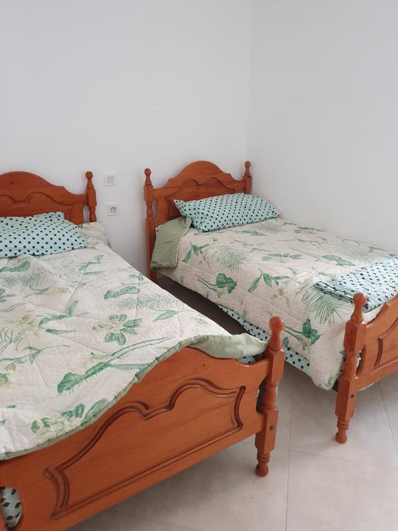 two beds sitting next to each other in a bedroom at Appartement standing in Martil