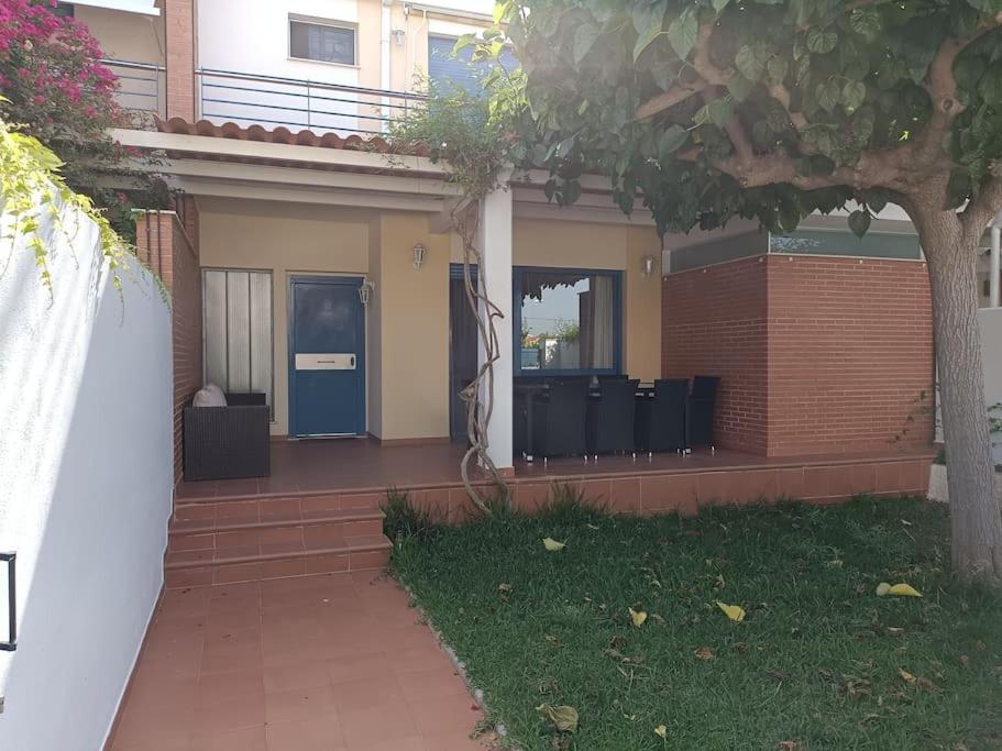 una puerta delantera de una casa con una puerta azul en Bonito adosado en zona muy tranquila, en Benicàssim