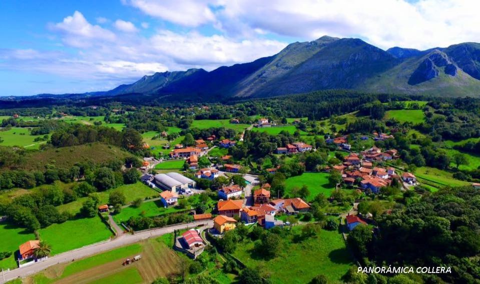 een luchtzicht op een dorp in de bergen bij Alojamientos Rurales Collera in Ribadesella