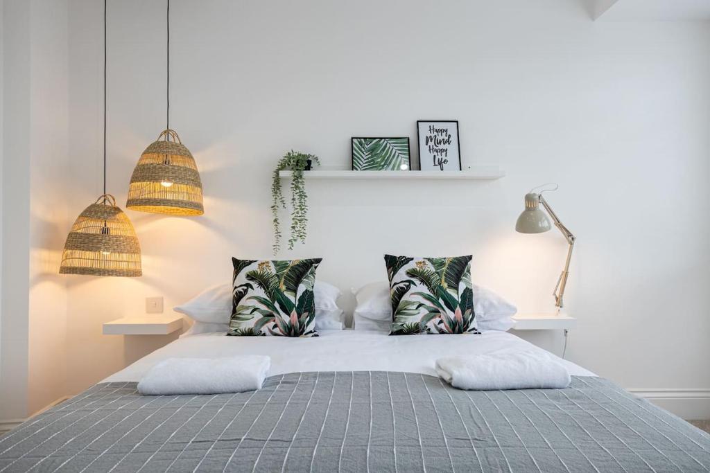 1 dormitorio con 1 cama con 2 almohadas en Scandi Inspired Home In Eccles, en Mánchester