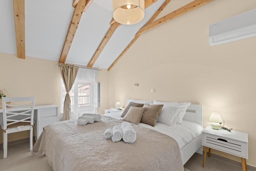 una camera da letto con un letto grande con due asciugamani sopra di Apartman Žužić a Novigrad Istria