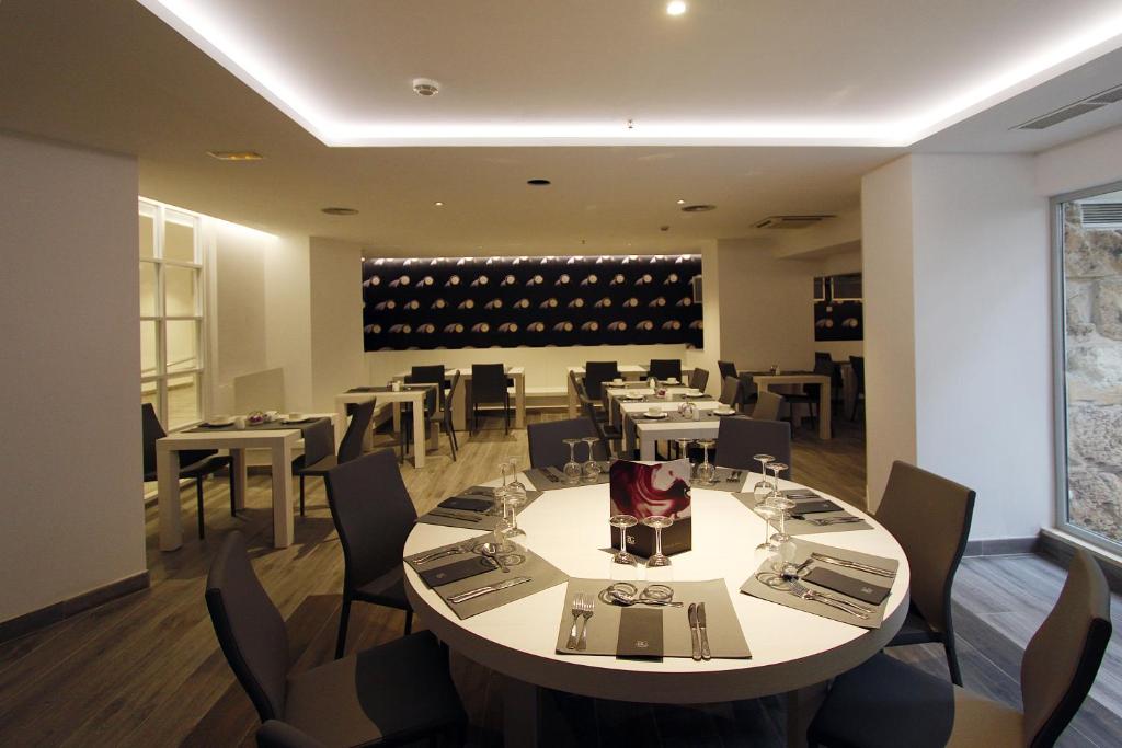 A restaurant or other place to eat at BG Pamplona