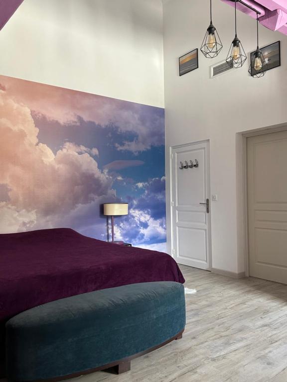 Le Montmieri في داكس: غرفة نوم بسرير مع لوحة على الحائط