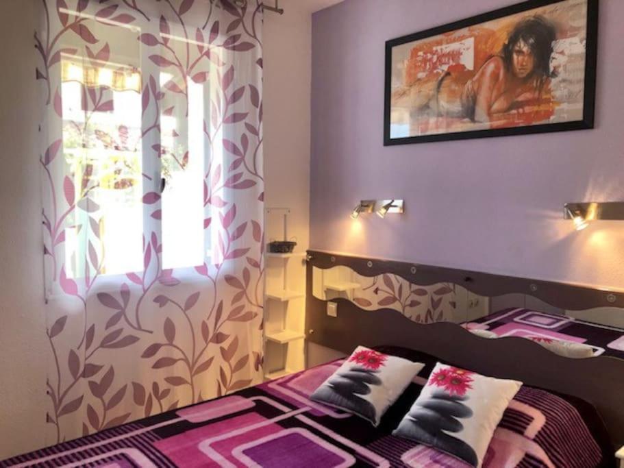 une chambre avec un lit et une fenêtre dans l'établissement Villa 16, Port Vénus au village naturiste, au Cap d'Agde