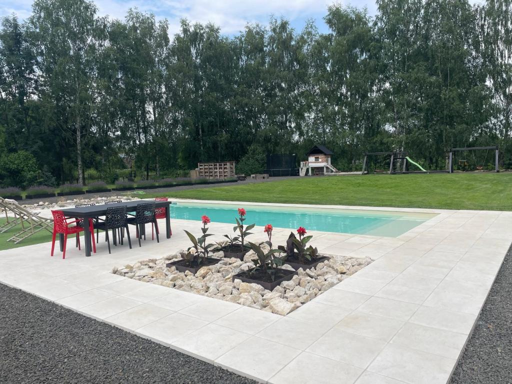 basen ze stołem i krzesłami obok stołu piknikowego w obiekcie Noble Apartment & Sauna ZONE w Zabierzowie