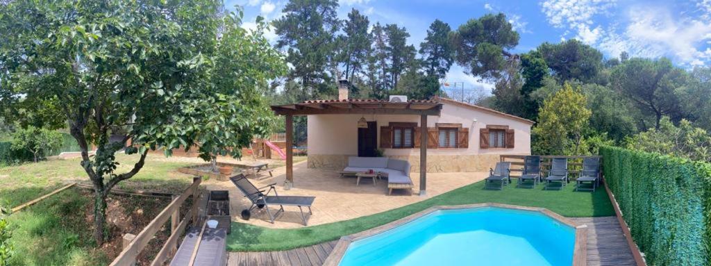 una casa con piscina en un patio en Can Marasí, en Lloret de Mar