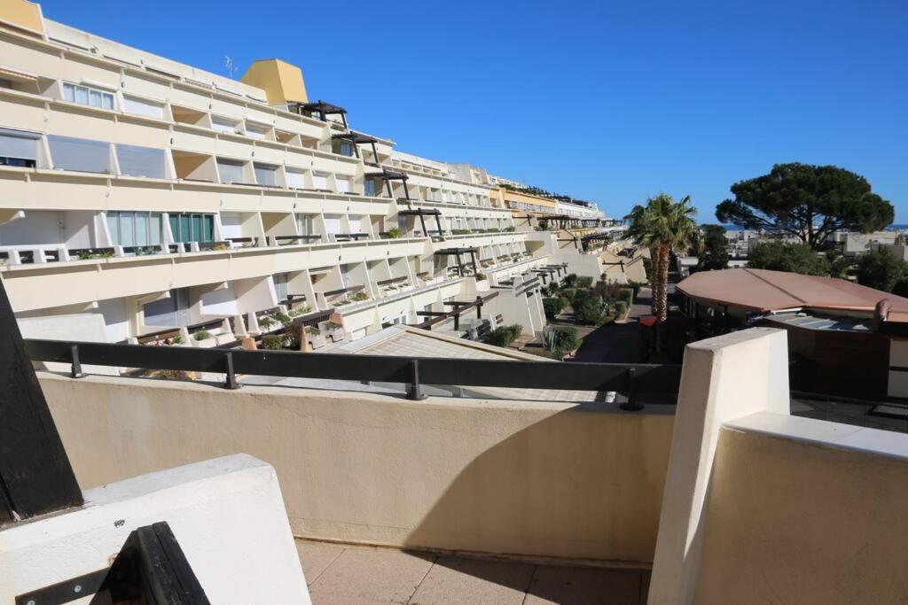 une vue depuis le balcon d'un immeuble dans l'établissement Appart 539, Port Nature 5 au village naturiste, au Cap d'Agde