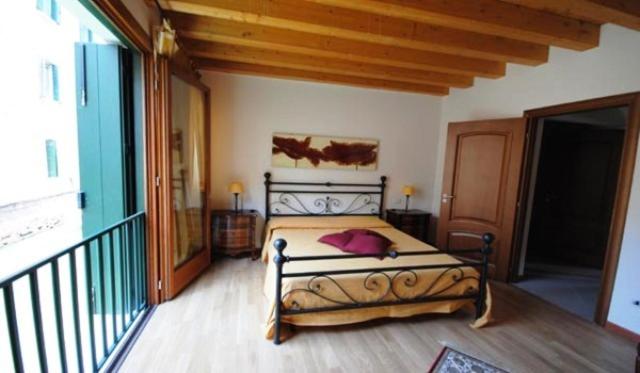 ein Schlafzimmer mit einem Bett in einem Zimmer in der Unterkunft Alberghiera Venezia in Venedig