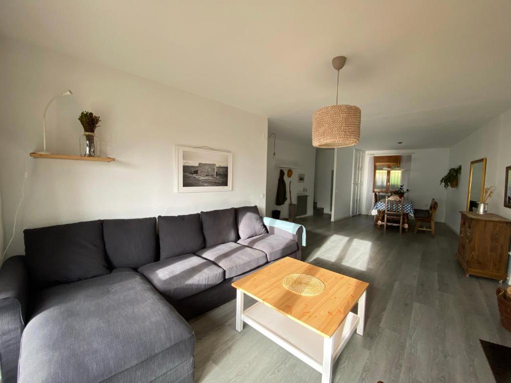uma sala de estar com um sofá e uma mesa em Casa Prada en Sanabria em Sotillo de Sanabria