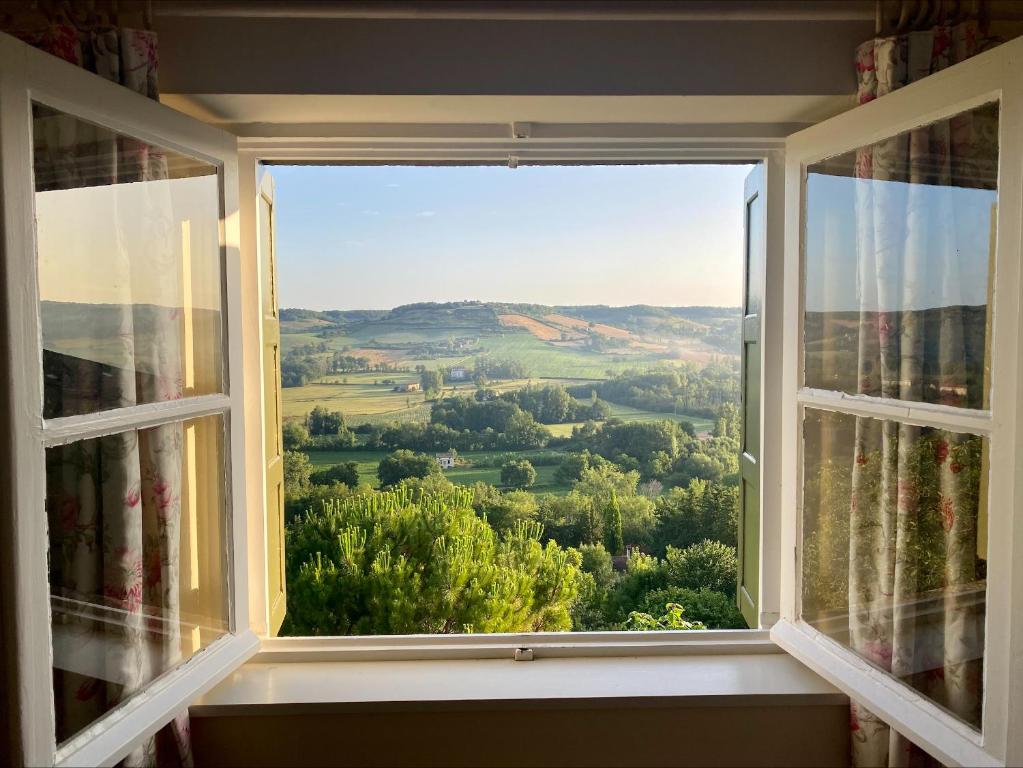 Vista generica sulle montagne o vista sulle montagne dall&#39;interno del bed &amp; breakfast