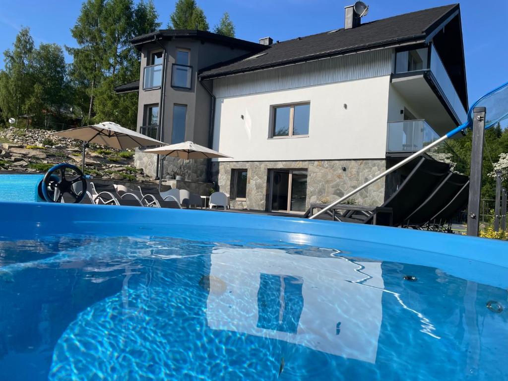 Bazén v ubytovaní Apartamenty 'Okno z widokiem' alebo v jeho blízkosti
