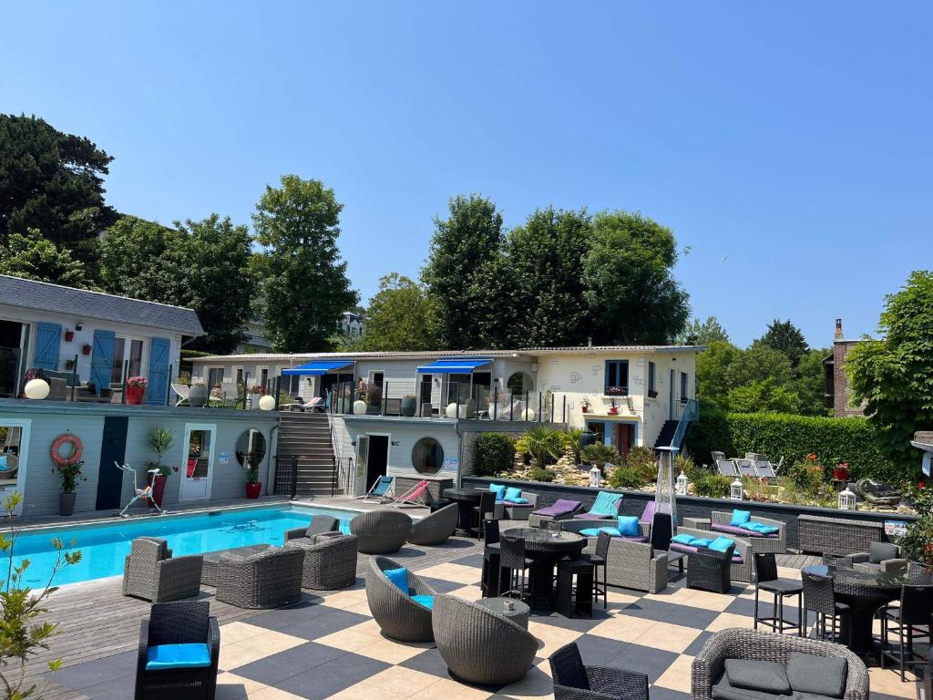 un resort con piscina e una casa di Hotel la piscine a Villers-sur-Mer