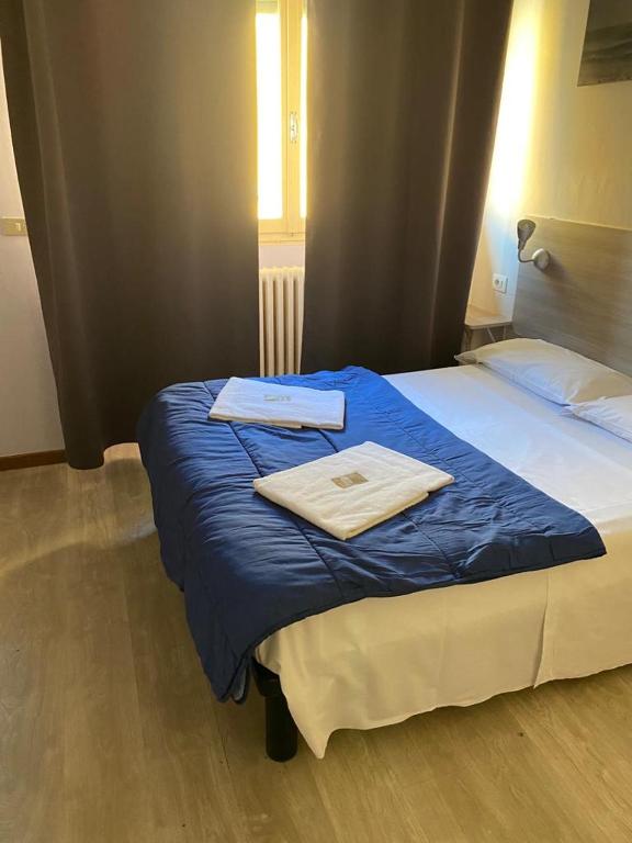 Postel nebo postele na pokoji v ubytování Hotel Galla