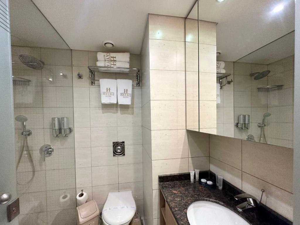 Koupelna v ubytování Hayali Suites