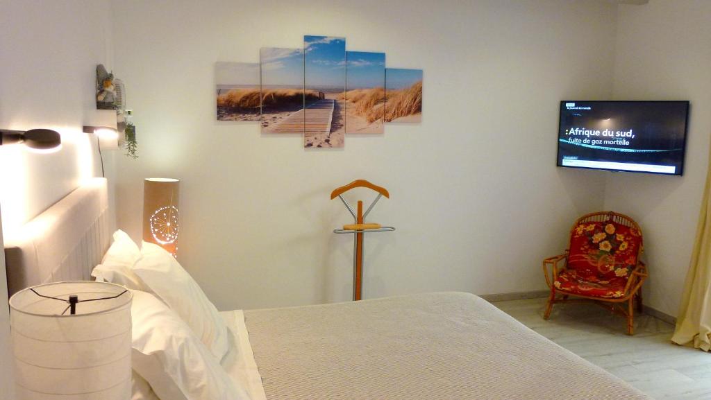 TV a/nebo společenská místnost v ubytování B&B L'ESCALADE en Lubéron