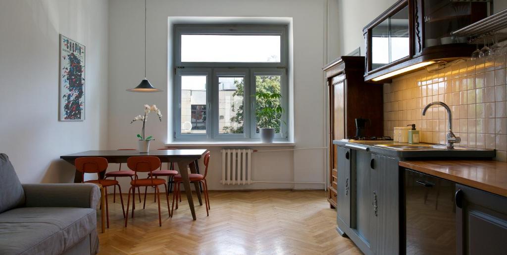 ワルシャワにあるWarsaw Concierge Tamka Chopinのキッチン、リビングルーム(テーブル、ソファ付)