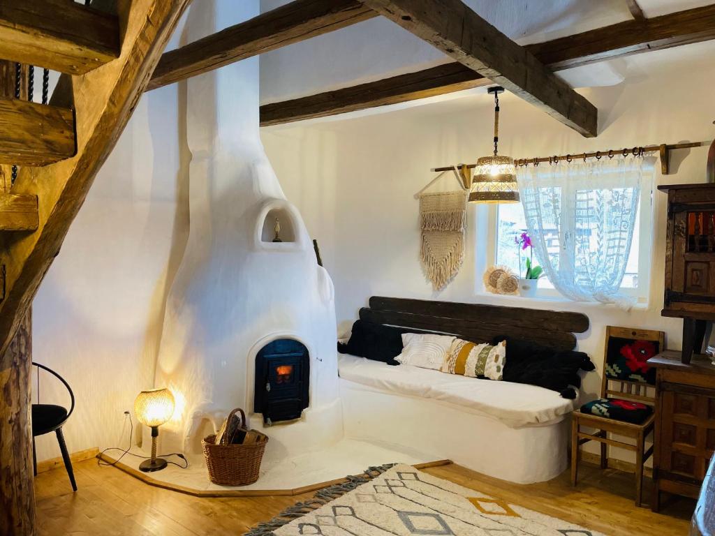 1 dormitorio con chimenea en el centro de una habitación en Inside, The Village- Wooden Hideaway, 