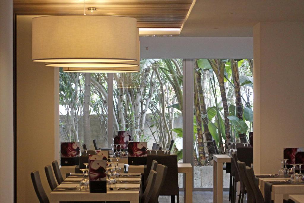 A restaurant or other place to eat at BG Pamplona