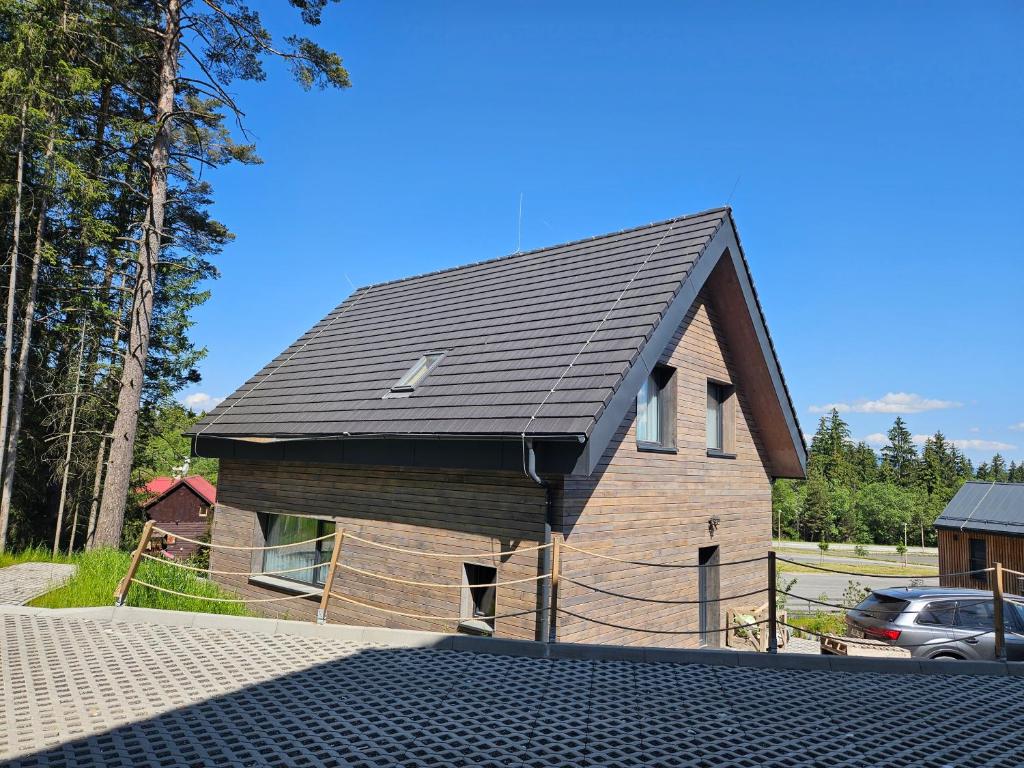 una casa con un techo negro encima en Chata Paja en Liptovský Mikuláš