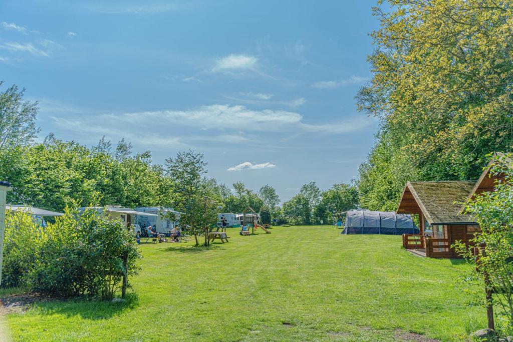 גינה חיצונית ב-Mini Camping Drentse Monden