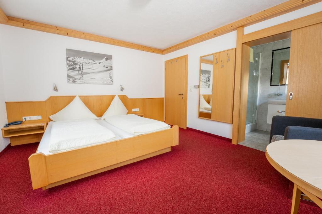 Postel nebo postele na pokoji v ubytování Hotel Garni Krumbach