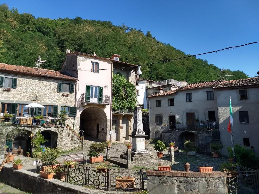 un grupo de edificios en una ciudad con una montaña en Casa nell'arco, en Bagni di Lucca