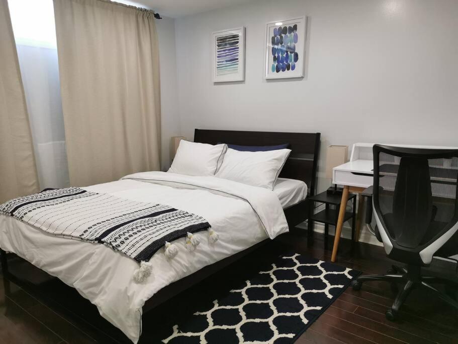 - une chambre avec un lit, un bureau et une chaise dans l'établissement *Cozy, newly renovated, fully equipped*, à Hamilton