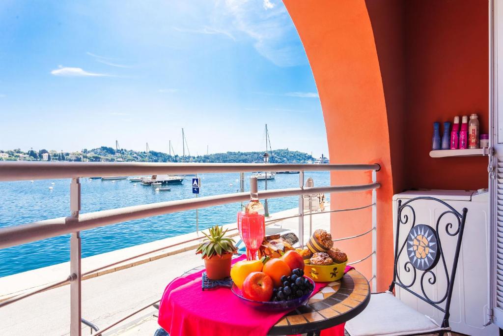 - une table avec un bol de fruits sur un bateau de croisière dans l'établissement LA RESERVE AP4369 By Riviera Holiday Homes, à Villefranche-sur-Mer