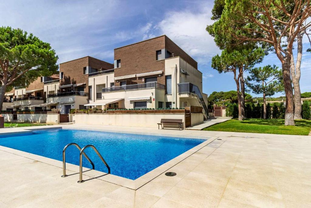 Fotografia z galérie ubytovania La Pineda Duplex con terraza céntrico en SAgaró v destinácii S'Agaro