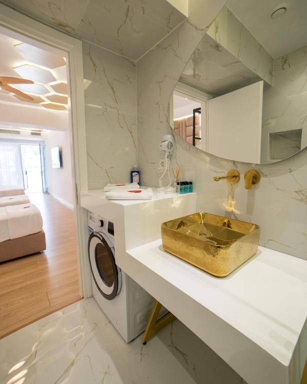 Adam & Eve Suites - Image 6