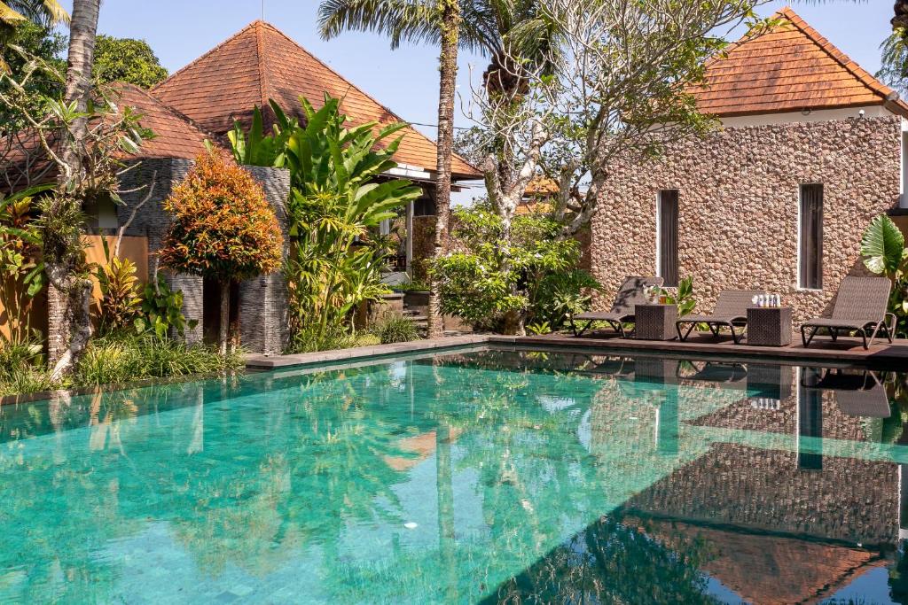 een zwembad voor een huis bij Sukanami Villa Ubud by ecommerceloka in Gianyar