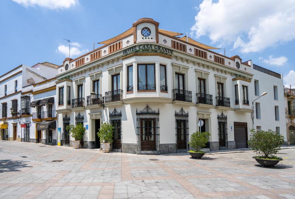 Un bâtiment blanc avec une horloge en haut dans l'établissement Hotel YIT Casa Grande, à Jerez de la Frontera