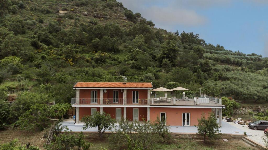 una casa al lado de una montaña en Villa Angeline, 
