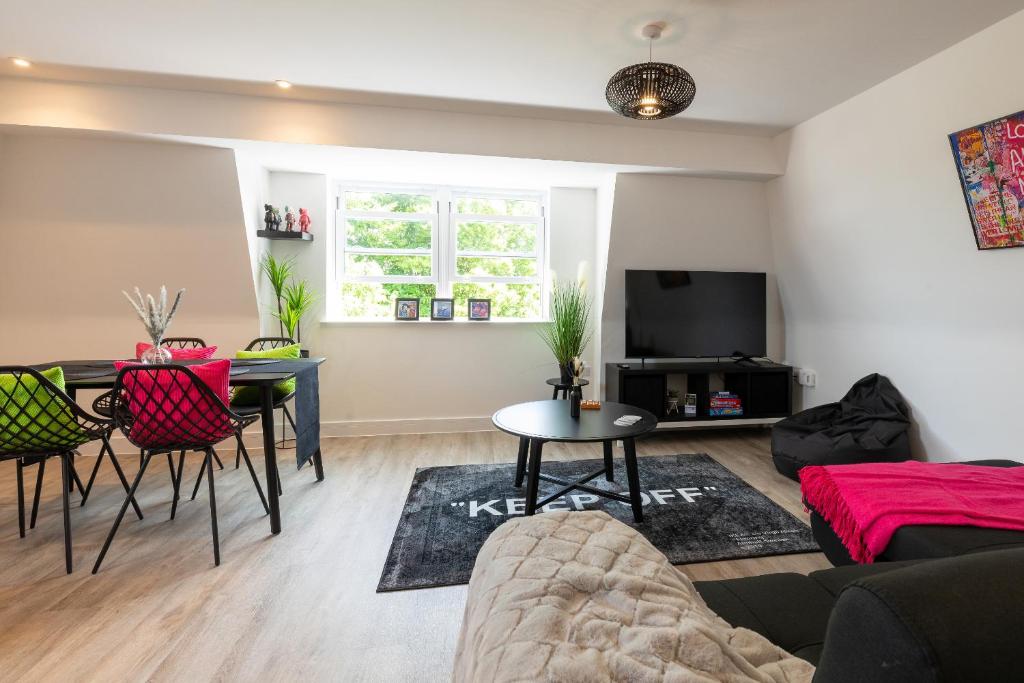 a living room with a couch and a table at Dawson House- gorgeous two bedroom with free parking in Southampton