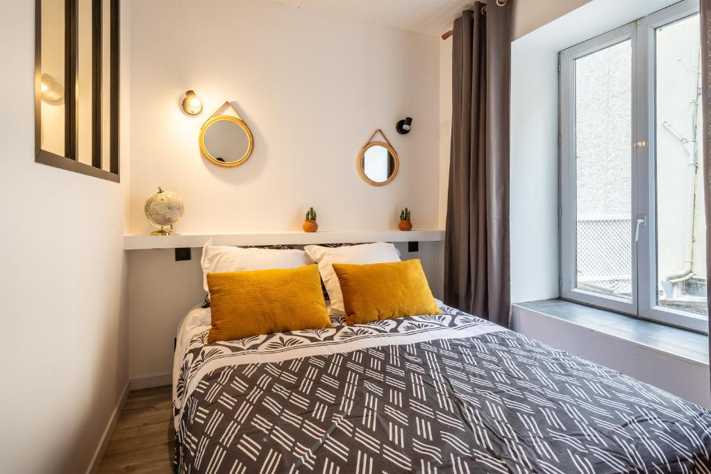 1 dormitorio con cama y ventana en Le Tranchand☆City Center☆Wifi HD, en Bourgoin