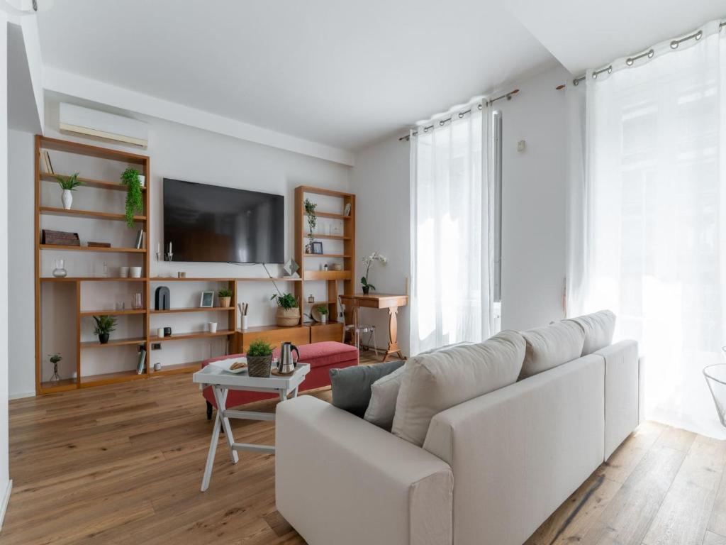 uma sala de estar branca com um sofá branco e uma mesa em The Best Rent - Spacious apartment near Colonne S Lorenzo em Milão