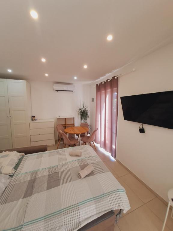 ein Schlafzimmer mit einem großen Bett und einem Tisch in der Unterkunft Estate Franca Wine and Olive oil in Koper