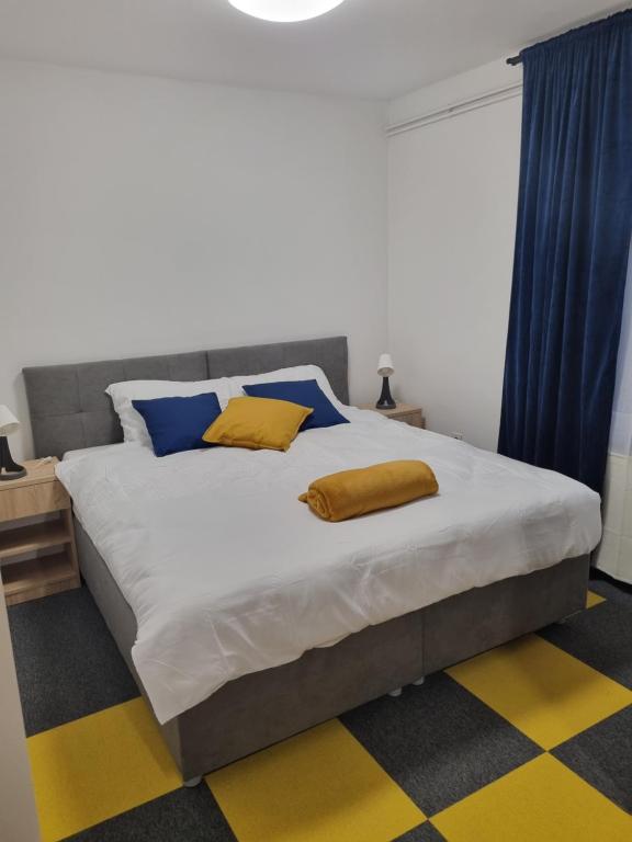 una camera da letto con un letto con cuscini gialli e blu di KFN Concept One a Zagabria