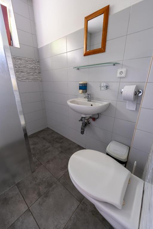 Koupelna v ubytování Penzion pod Pralesem