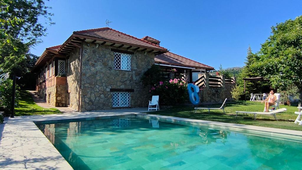 una piscina frente a una casa en El huerto de la Reina, en Becerril de la Sierra