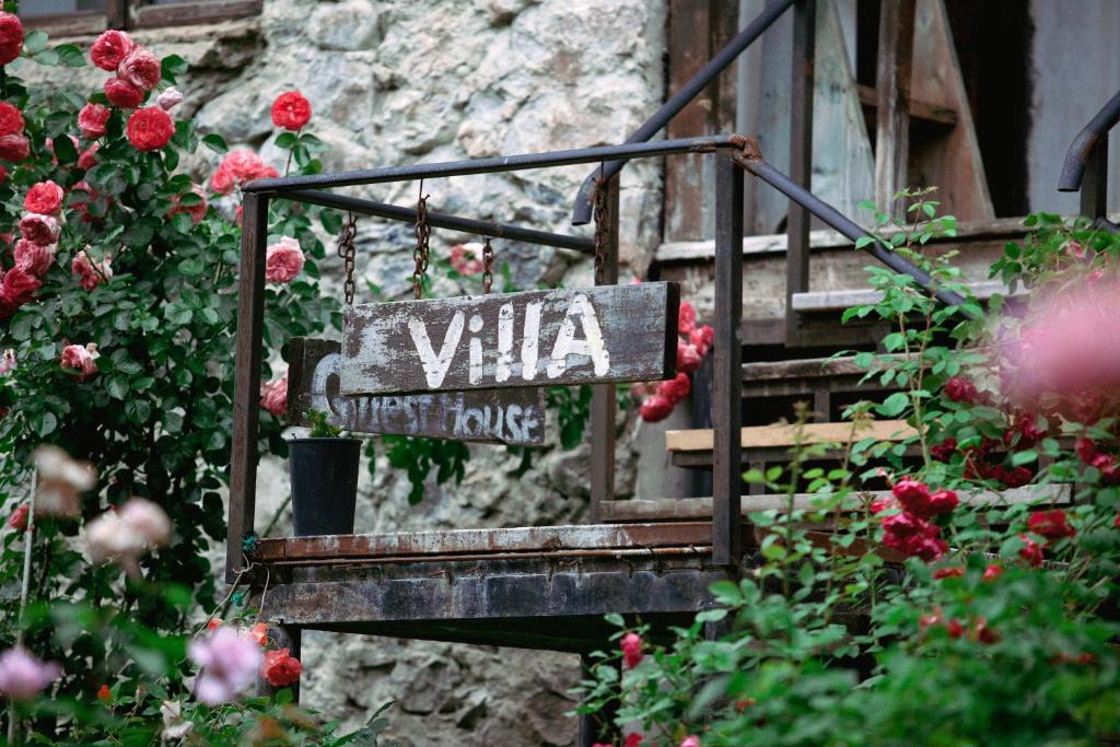 Сад в Villa Mestia Hotel