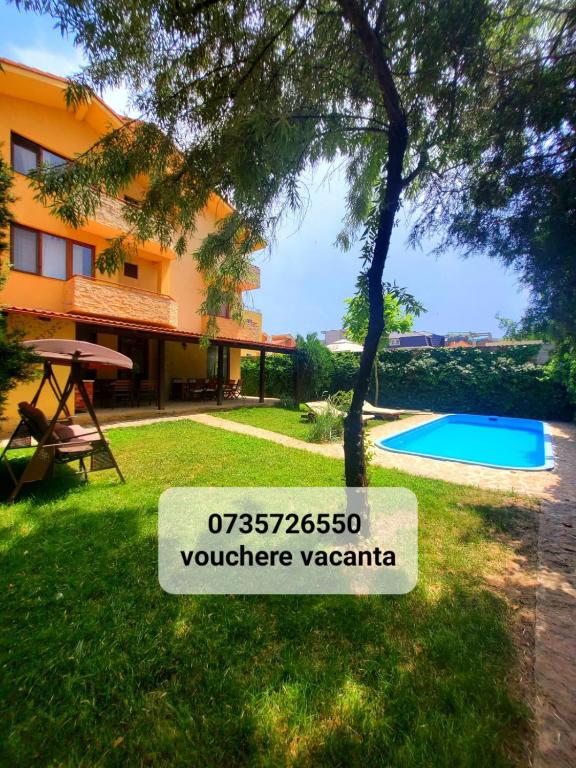 a view of the yard of a villa at Vila Eclipse Mamaia nord in Mamaia Sat/Năvodari