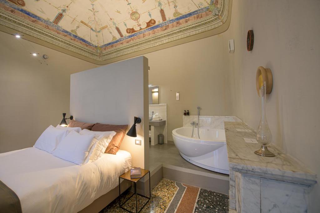Posteľ alebo postele v izbe v ubytovaní Palazzo Sertorio Suites