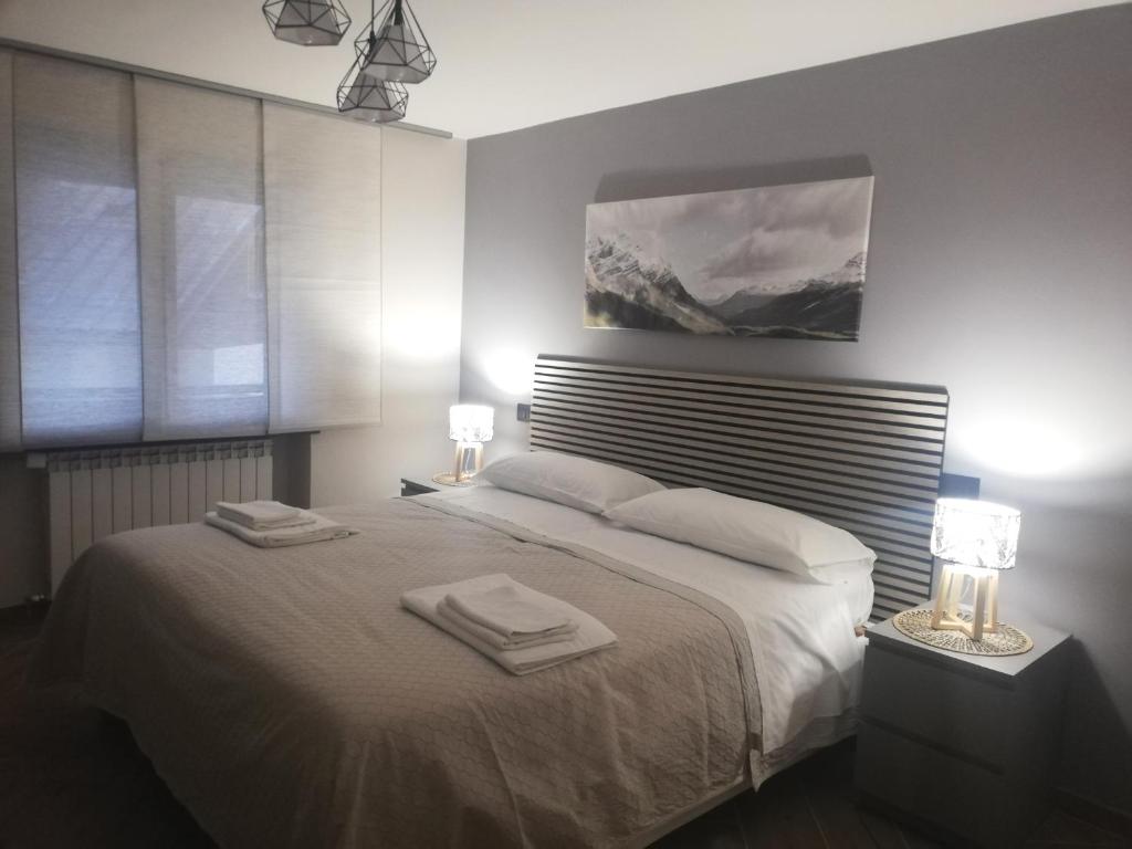 um quarto com uma cama com duas toalhas em Bardonecchia Apartment em Bardonecchia