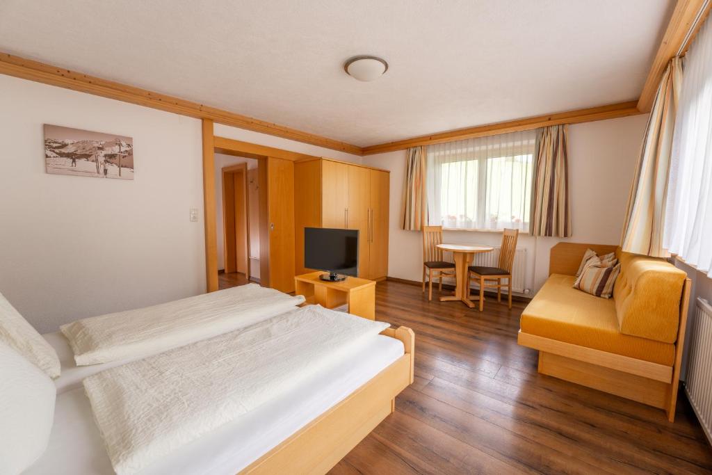 Postel nebo postele na pokoji v ubytování Hotel Garni Krumbach