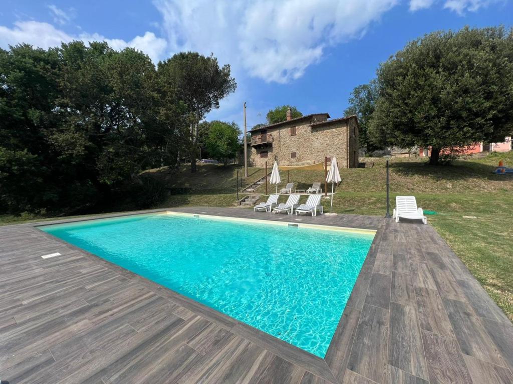 uma imagem de uma piscina num quintal em Podere San Cassiano em Castiglion Fiorentino